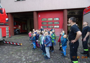 Dzieci ogladają wóz strażacki.